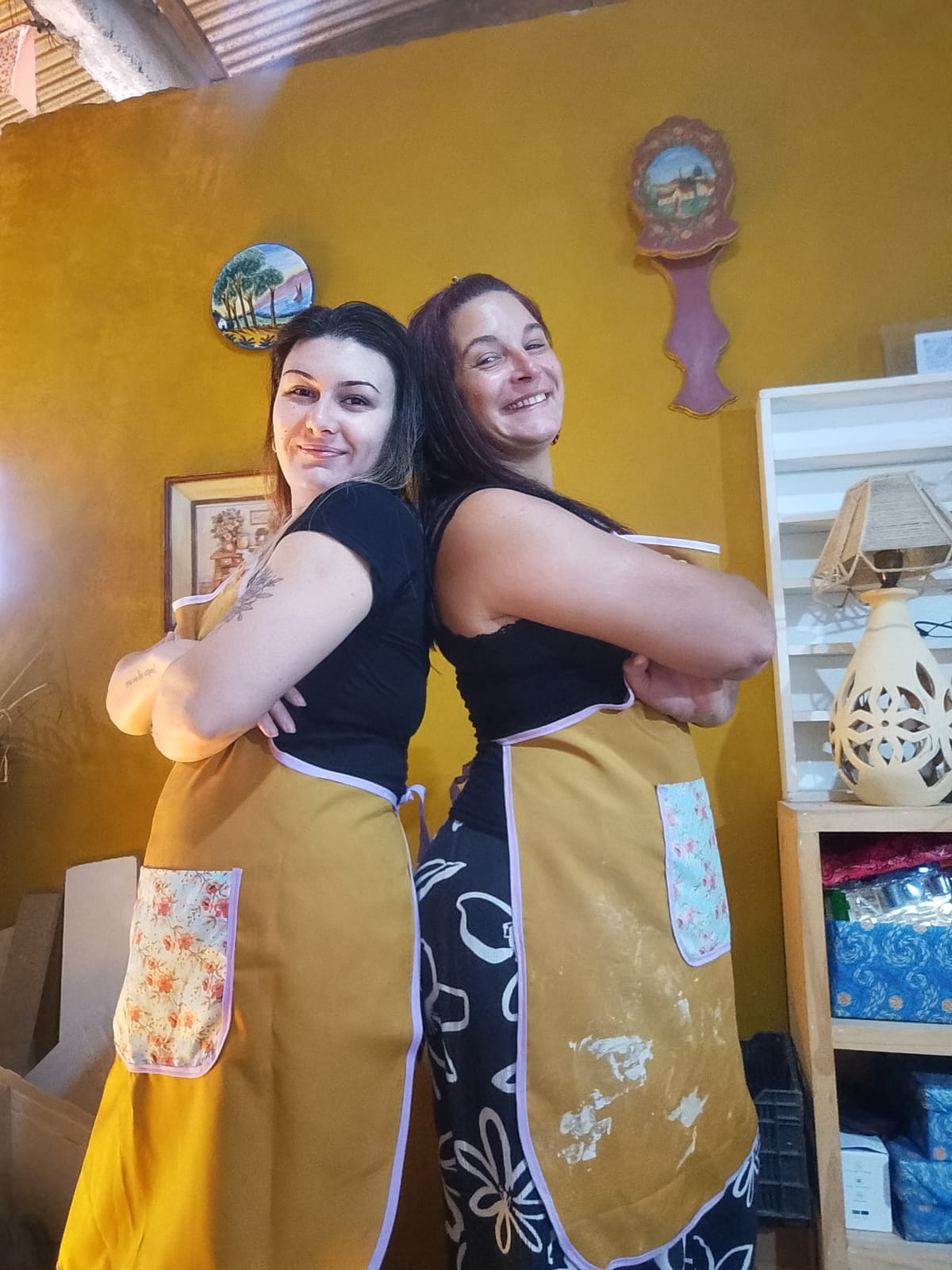 Candela y su mamá trabajando