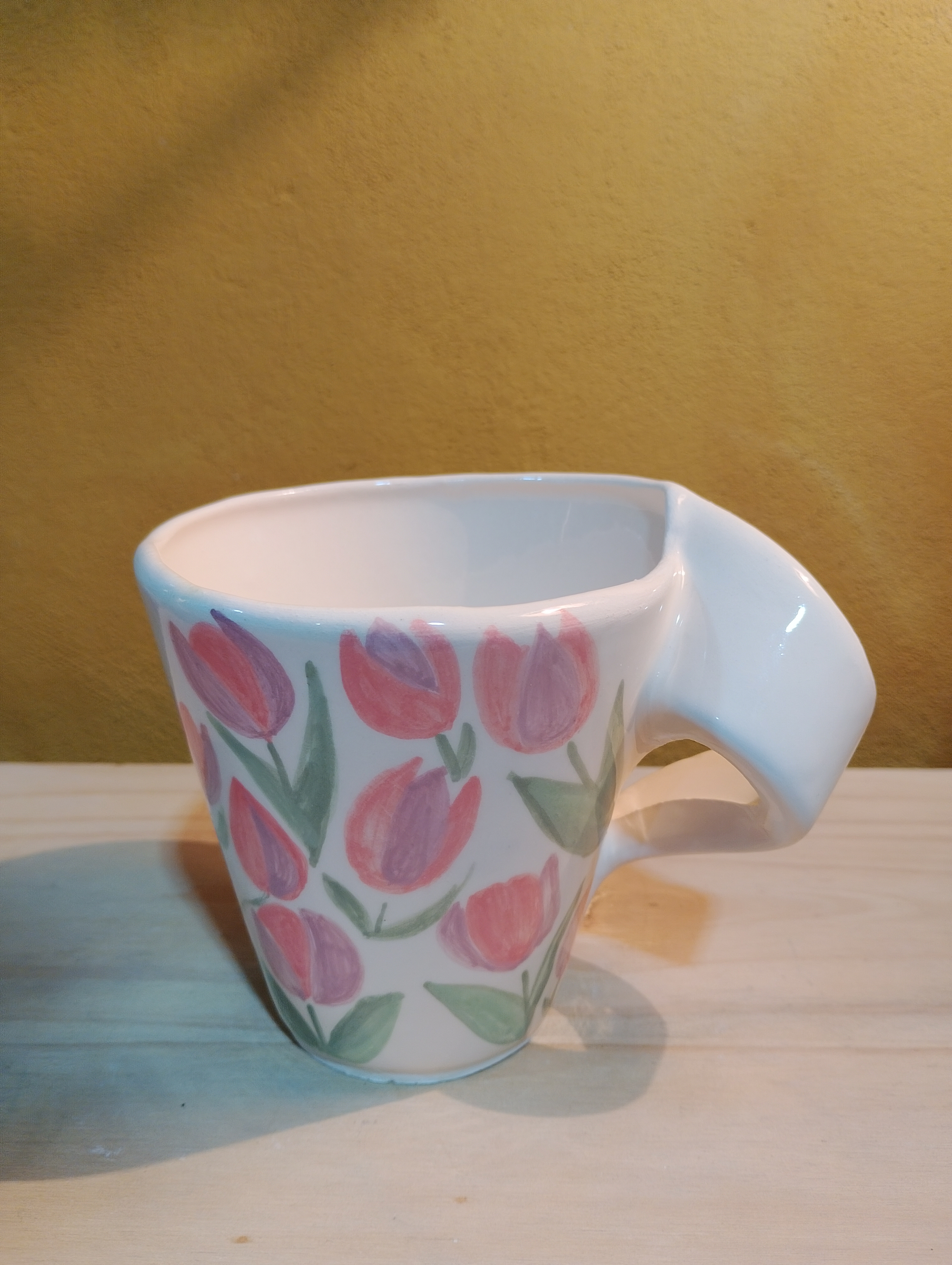Taza con tulipanes